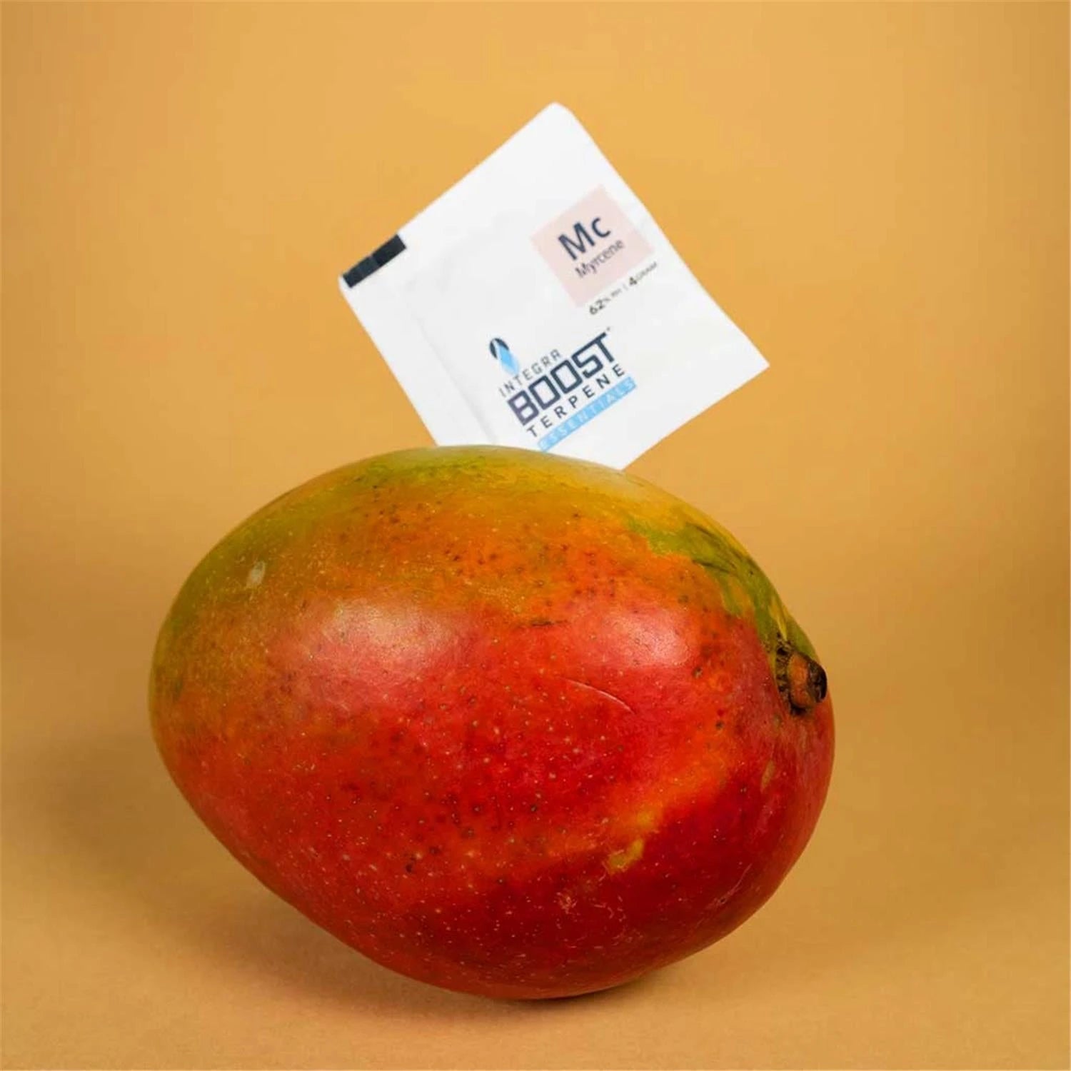 Integra Boost Terpene Essentials Myrcene Mc 62% RH 4g Feuchtigkeitspad auf ganzer Mango, goldbeiger Hintergrund